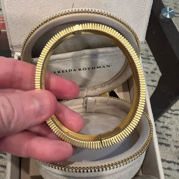 Freida Rothman Strength Bracelet - Picture 11 of 12